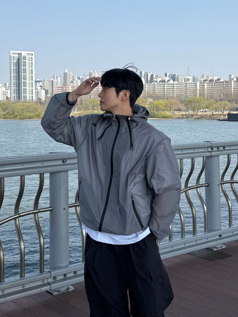Rex cut line zipper windbreaker