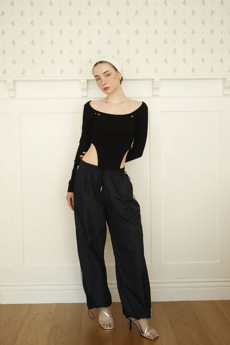 Eyelet side-cut tee (black)