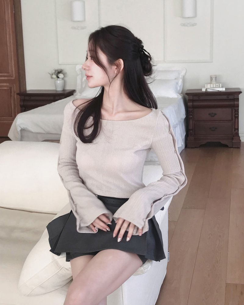 cloudemotion(クラウドエモーション)の「bret button hole crop top(Tops)」