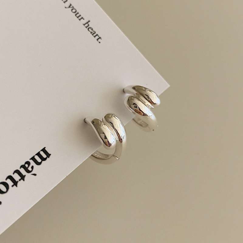 Hug earring (silver)