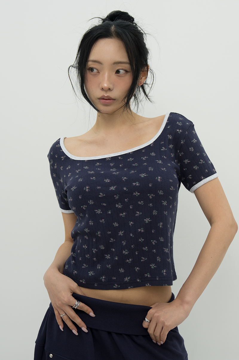 BFEEP(ビーピーピ)の「FLORAL BACK SLIT TEE _ NAVY(Tops)」