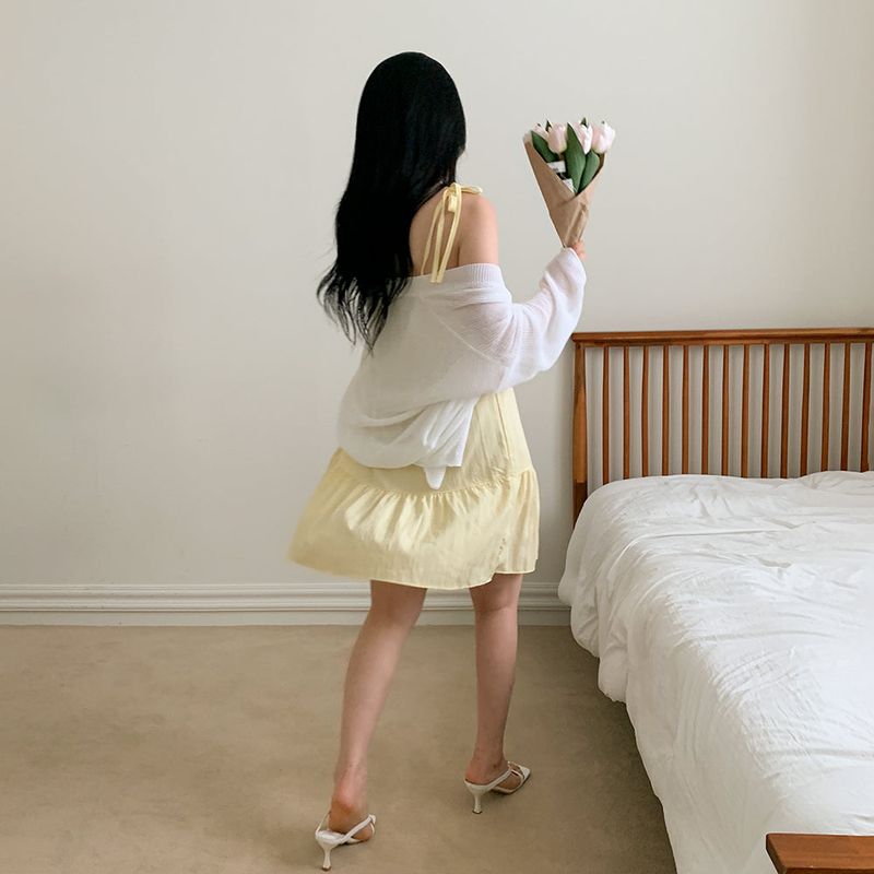 [Adjusting the strap] cancan sleeveless dress