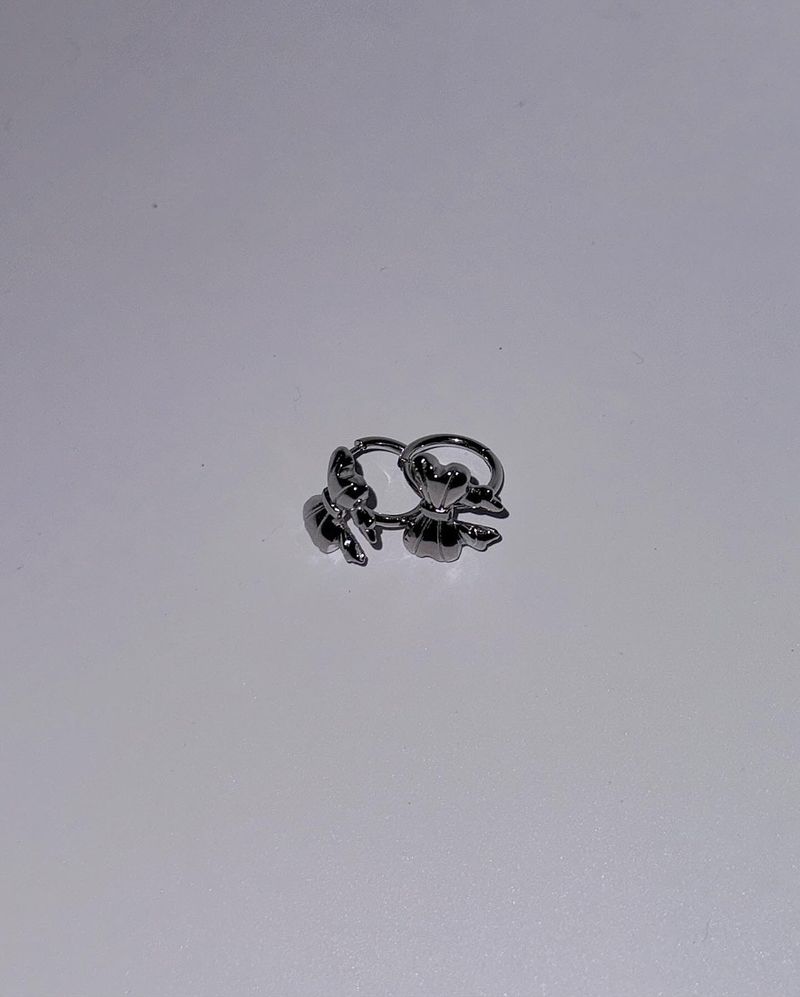 Silver ribbon one touch earring