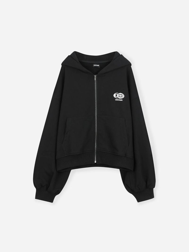 UNCMN（アンカモン）の「オーバーサイズ クロップド ジップアップ フーディー（トップス）」