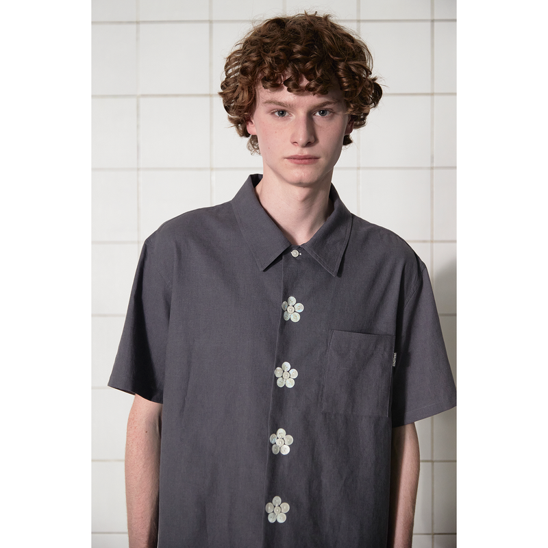 BUTTON FLOWER HALF SHIRT / CHARCOAL