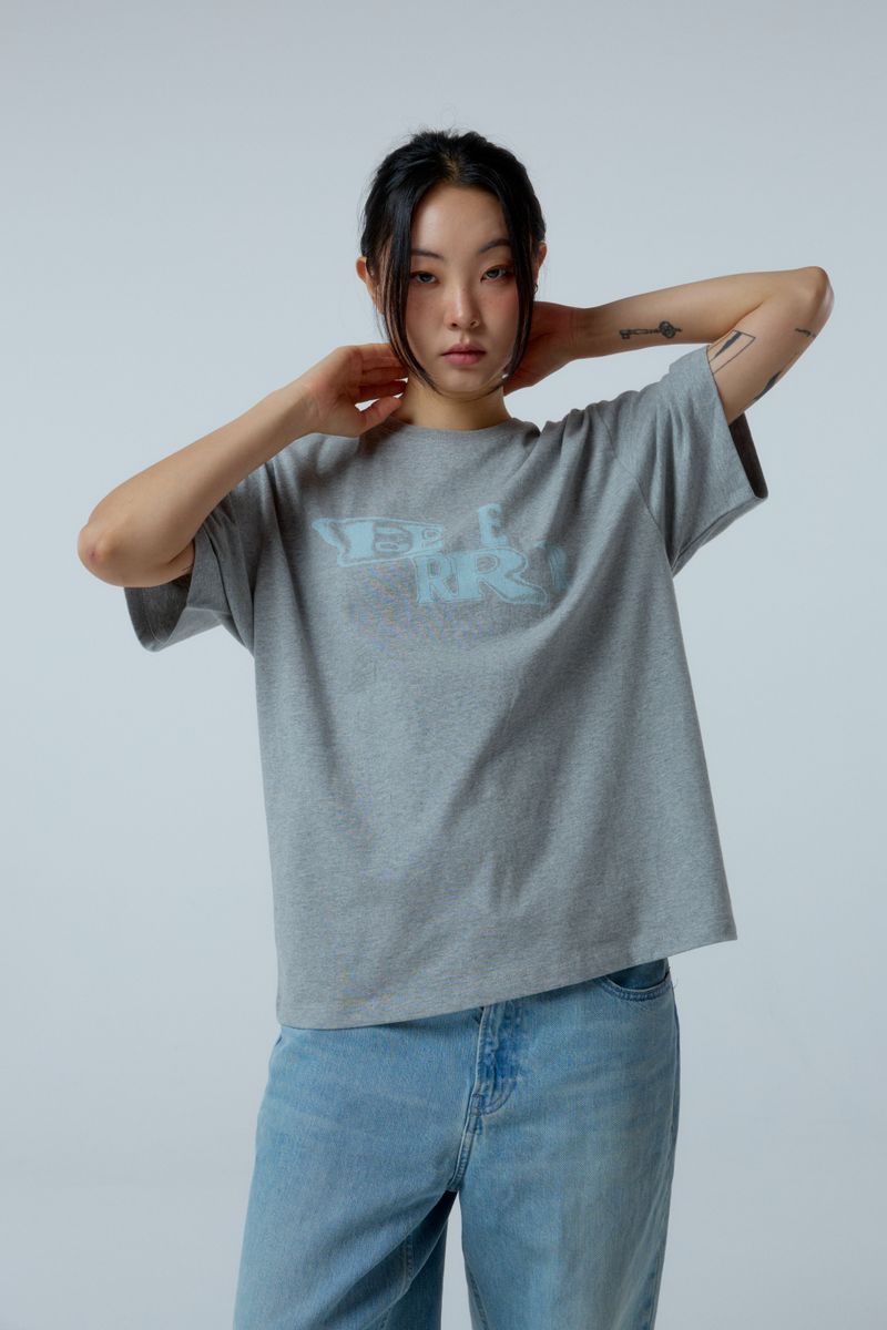 ER(EEERRR)（イーアール）の「EEERRR Distorted ロゴオーバークロップフィットTシャツ (メランジ)（トップス）」