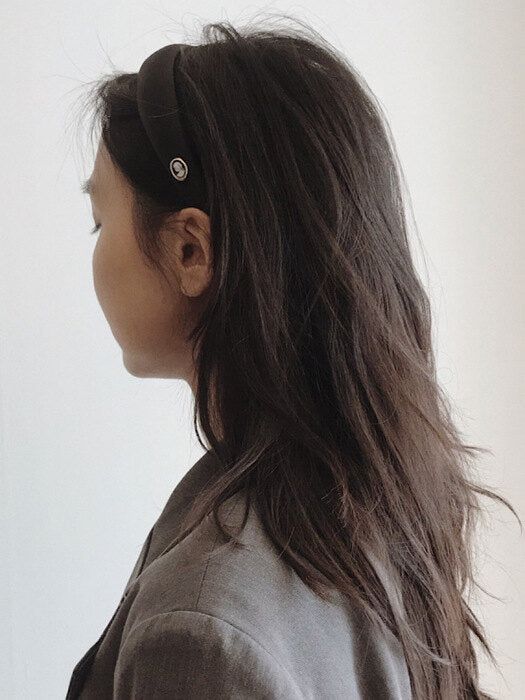 oar（オーエーアール）の「ヴィンテージムードカメオサテンボリュームヘアバンド [ブラック]（ヘアアクセサリー）」