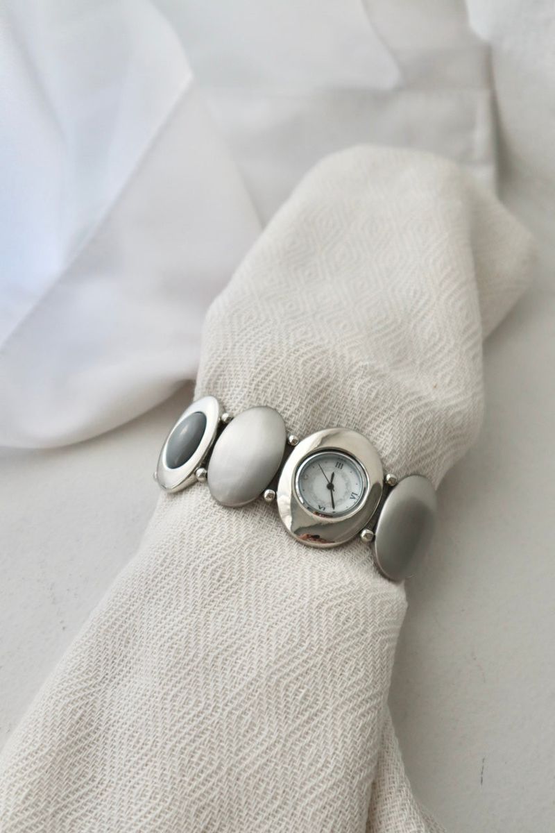 Oval bracelet watch 