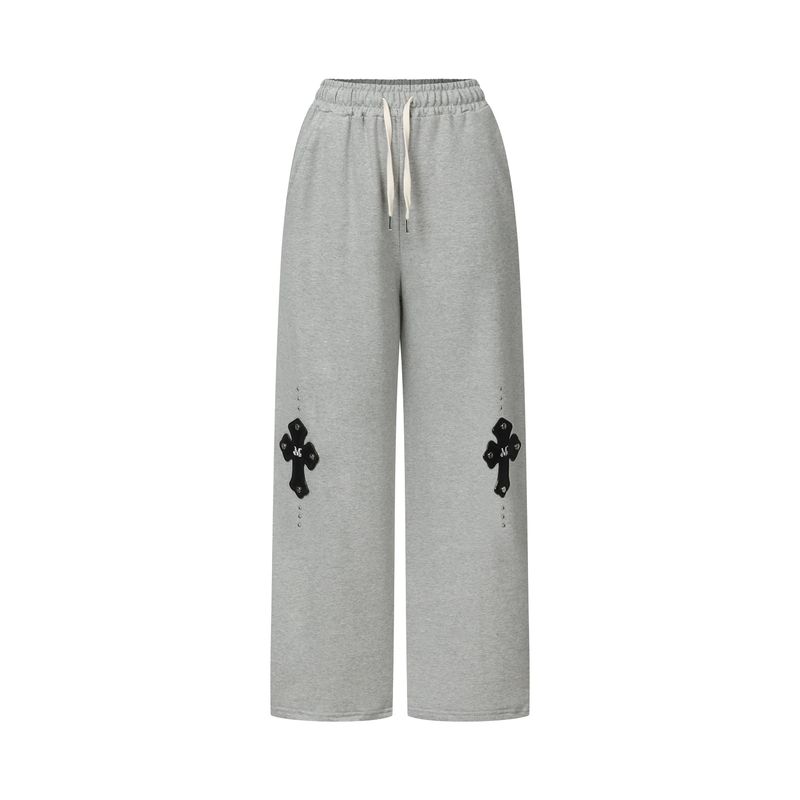 MUCENT（ムセント）の「モエンクロスレザーパッチスウェットパンツ UNISEX (2Color)（パンツ）」