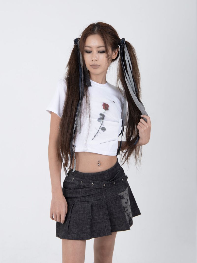 PINNED ROSE POSTER TEE