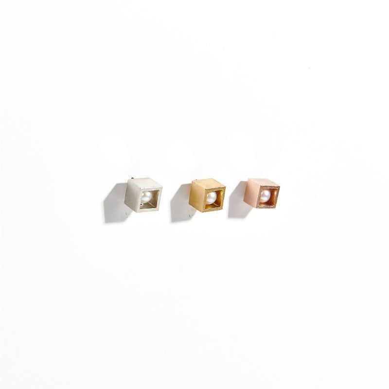 BONAFIDE JEWELRY(ボナファイドジュエリー)の「Open Cube Pearl Stud Earrings(Accessories)」