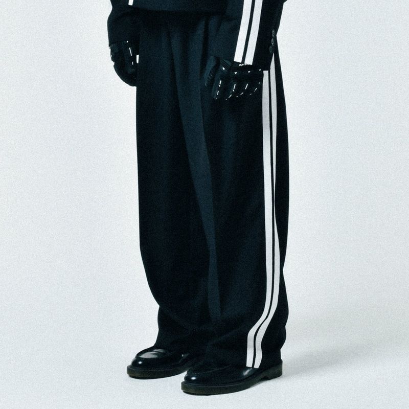 C.O.M.E（シーオーエムイー）の「[UNISEX] Satin-Trimmed Racing Trousers (Black)（Pants）」
