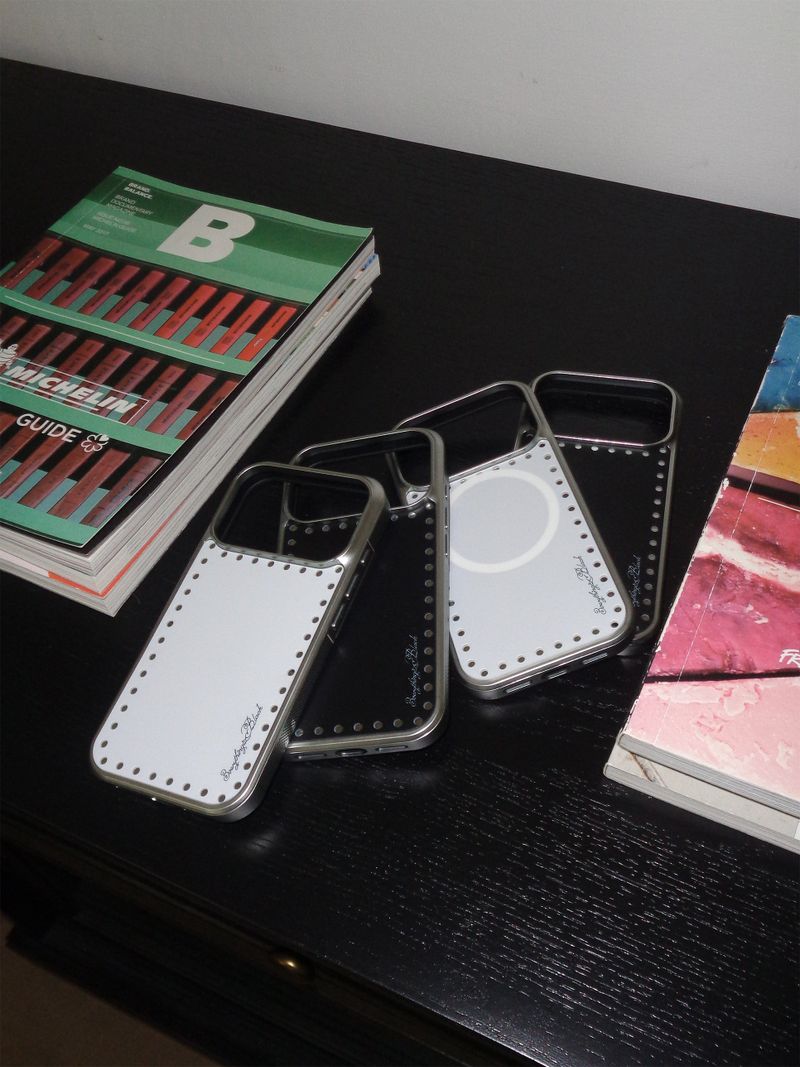 3verythingizblack（エブリティンイズブラック）の「round dot mirror bumper case [black]（Smartphone Accessories）」