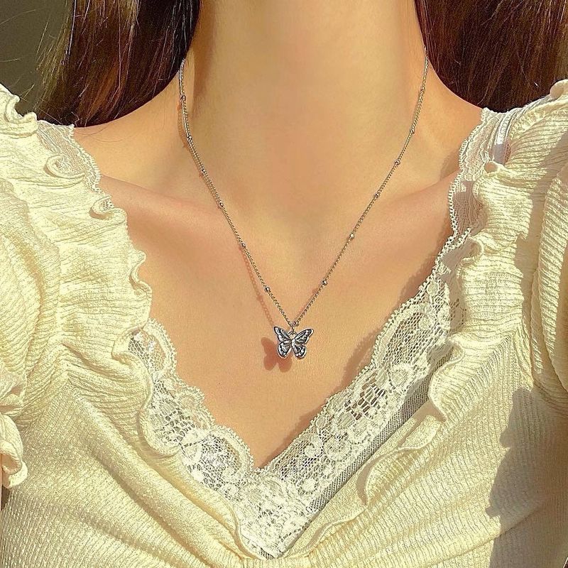 Clueny butterfly necklace