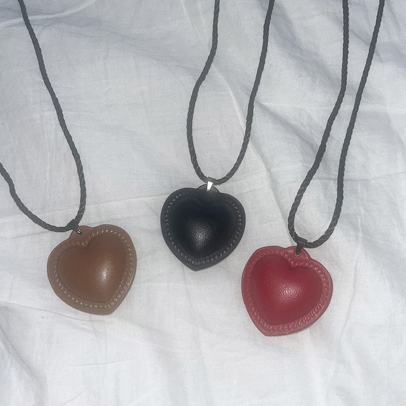 WONDER WONDER(ワンダーワンダー)の「Carven Leather Heart Long Necklace(Accessories)」