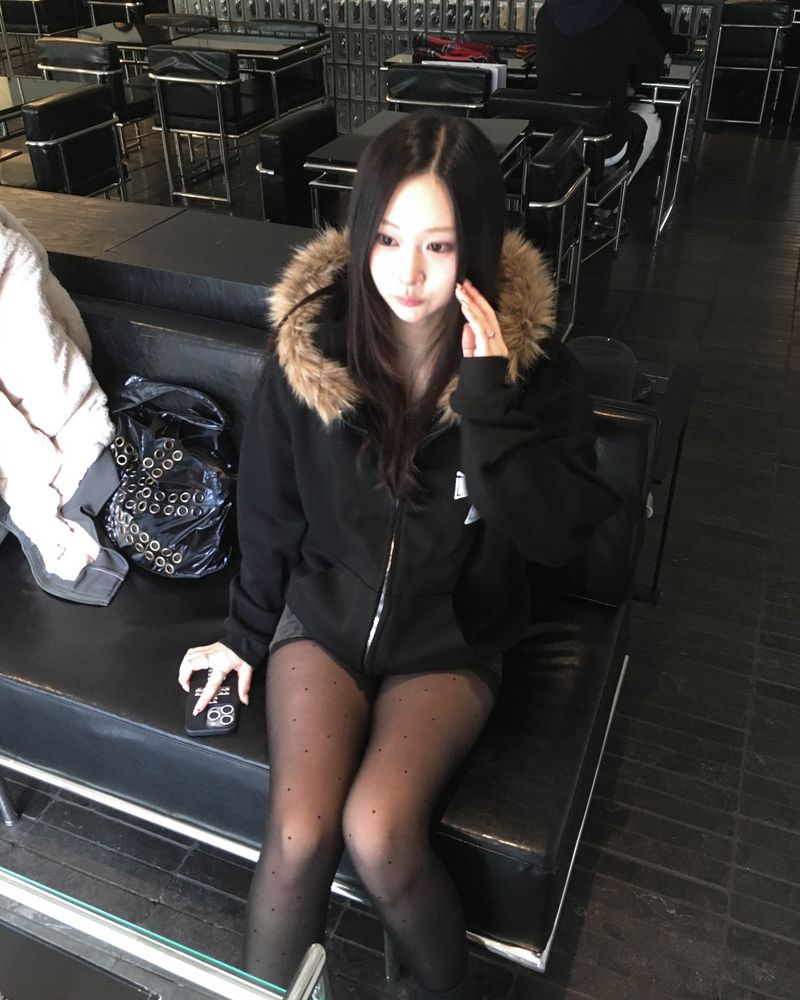 Cross fur hood jumper
