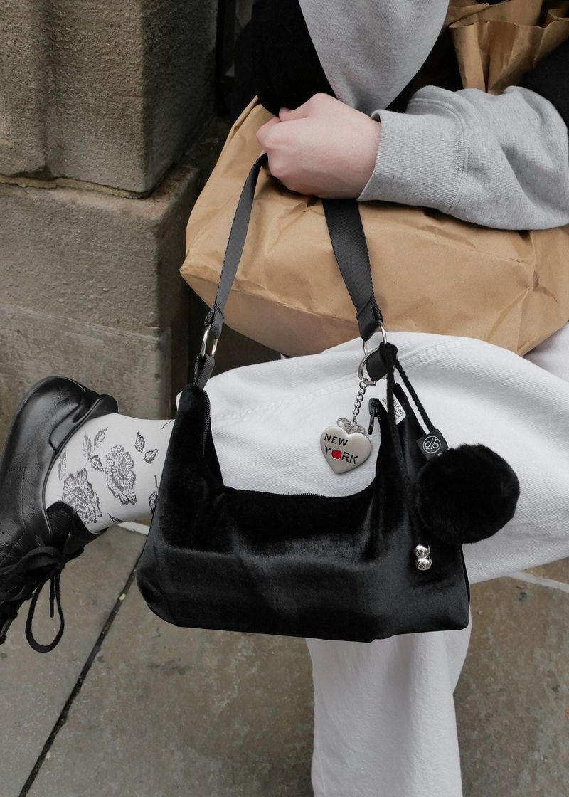 VOOR（ボル）の「Velvet Mini Shoulder Bag_Black（Bags）」