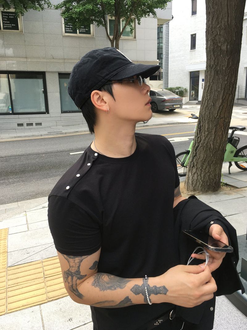 HOLY IN CODE（ホーリーインコード）の「No.1794 R muscle side snap half T (3color)（Tops）」
