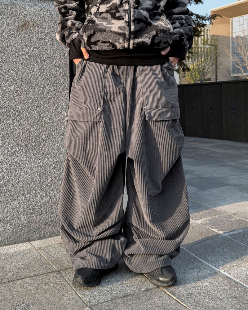JIIGEUM（ジグム）の「ローデンリベットバルーンコーデュロイパンツ（パンツ）」