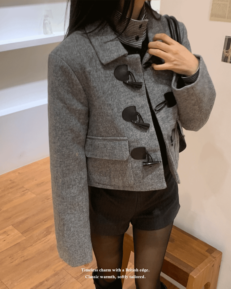 GUSTA（グスタ）の「ブリティッシュグレーダッフルボタンキルテッドクロップコート（ジャケット/アウター）」