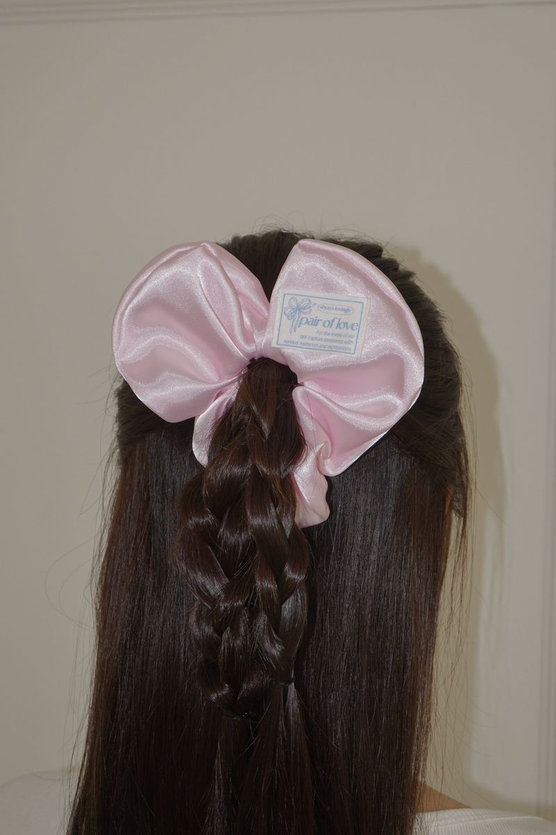 SATIN HEART SCRUNCHIE (BABY PINK)