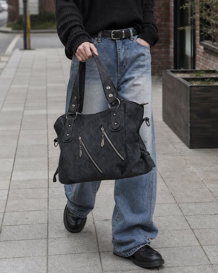 KIXI（キッシー）の「(UNISEX) ダイアゴナル ジップ レザートートバッグ（バッグ）」
