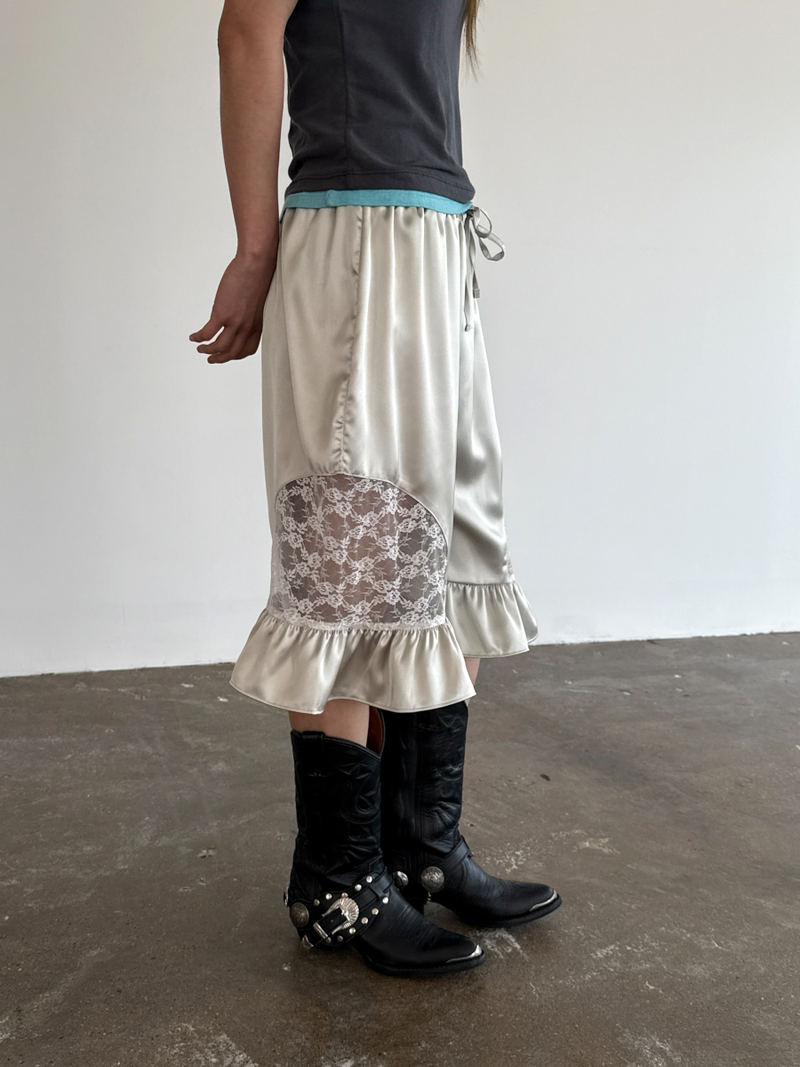 silky frill bermuda pants