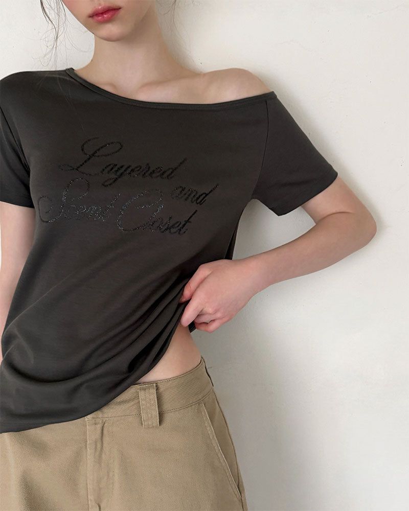 BEIDELLI（ベイデリー）の「[ORIGINAL] Focus Off-shoulder Glitter Short Sleeve T-Shirt（Tops）」