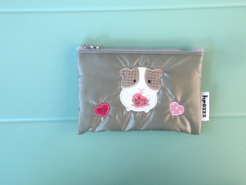 <The Heart-Stealing Guinea> pouch(s,m)