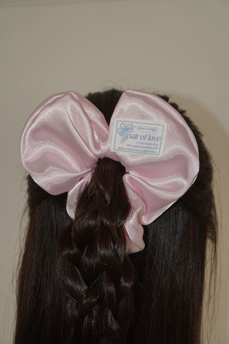 PAIR OF LOVE（ペアオブラブ）の「サテンハートシュシュ (BABY PINK)（ヘアアクセサリー）」