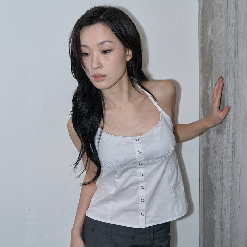 ZIZEMUSEUM（ジゼミュージアム）の「STRAP DETAIL HALTER NECK BLOUSE (WHITE)（Tops）」