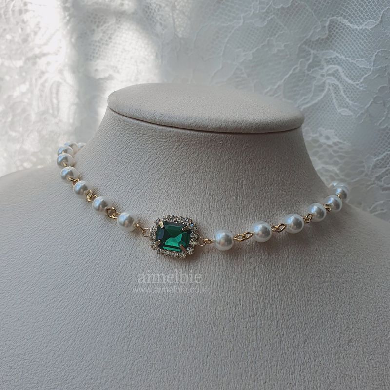 Emerald Square Pearl Choker Necklace