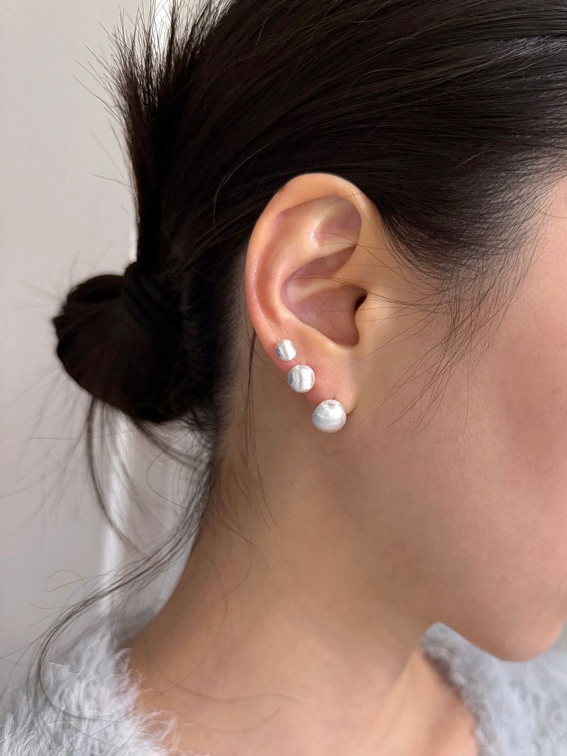 MOSXE（モスクス）の「 [925silver] マットハーフボールピアス (10mm)（アクセサリー）」
