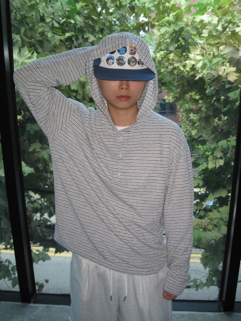 Mokey（モーキー）の「[UNISEX] 1345 ストリッピードヘンリーネックフーディー (4 Colors)（トップス）」