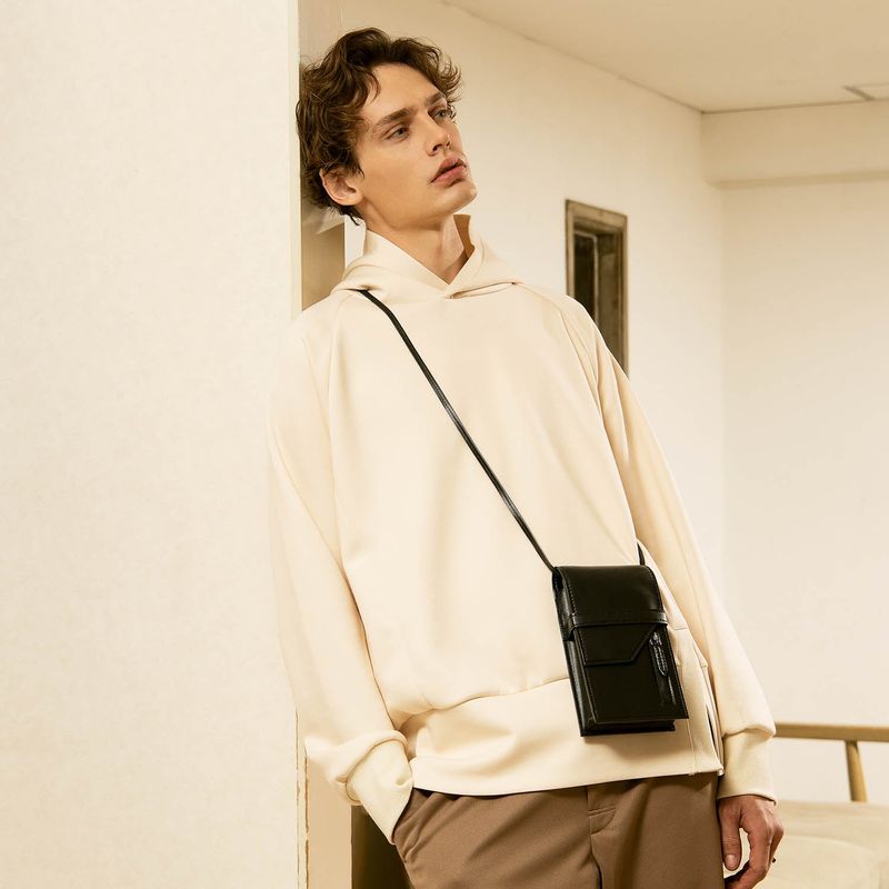 CRAFSTO（クラフスト）の「Apple leather crossbody smartphone shoulder purse（Bags）」