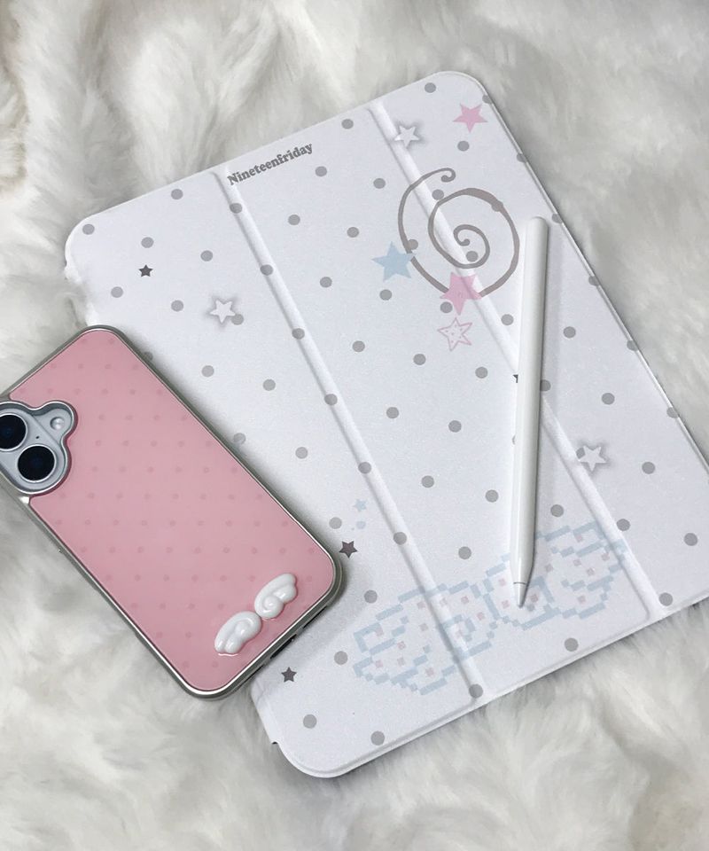 Nineteenfriday（ナインティーンフライデー）の「エンジェル スター ドット パターン iPad カバー ケース（スマホグッズ/小物）」