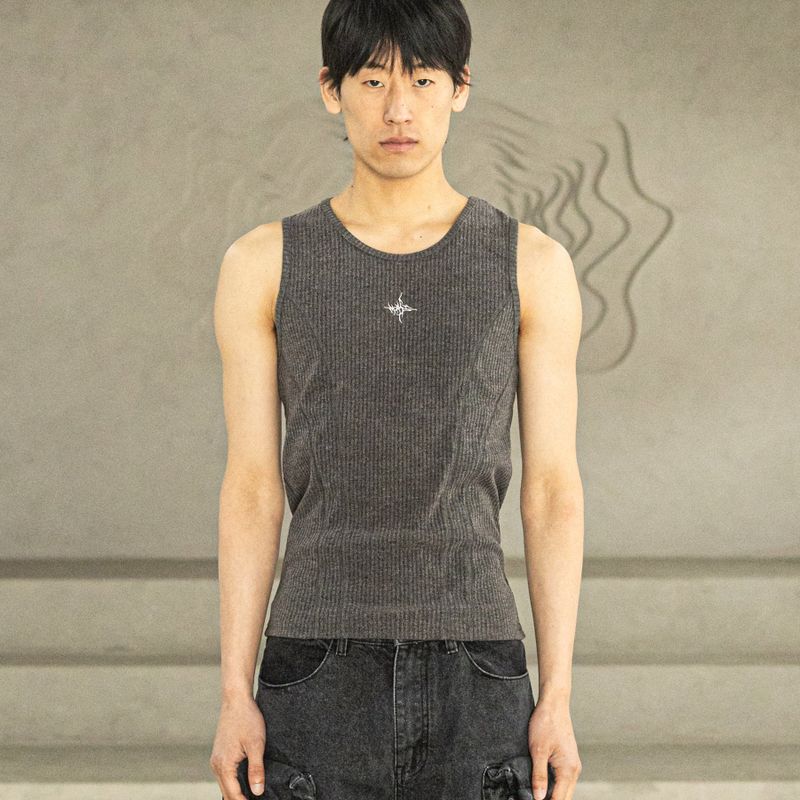 MASSNOUN(マスノウン)の「TWIG LOGO SLEEVELESS MSFSV001-DG(Tops)」