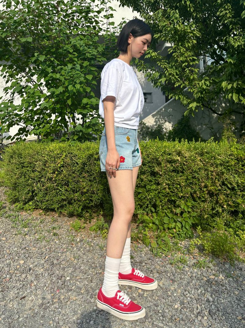 FLOWER EMBROIDERY LIGHT BLUE DENIM SHORTS code 18201