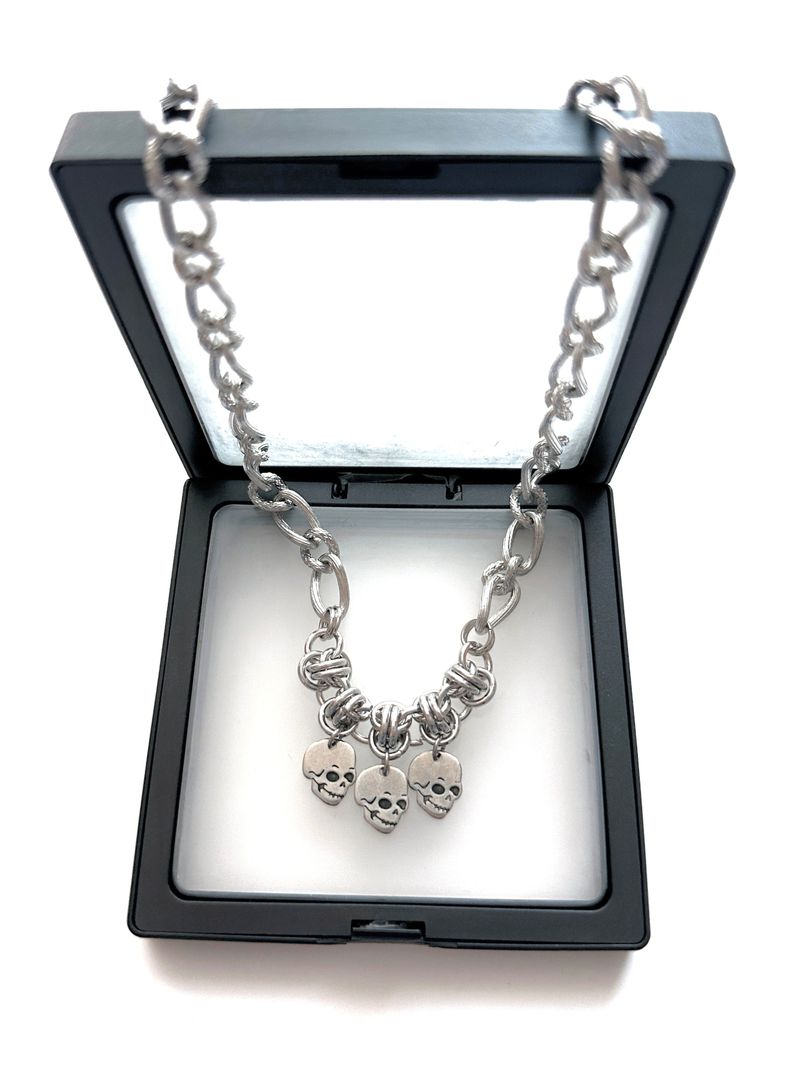 BUZZERBE（ブザービー）の「3 skull necklace（Accessories）」