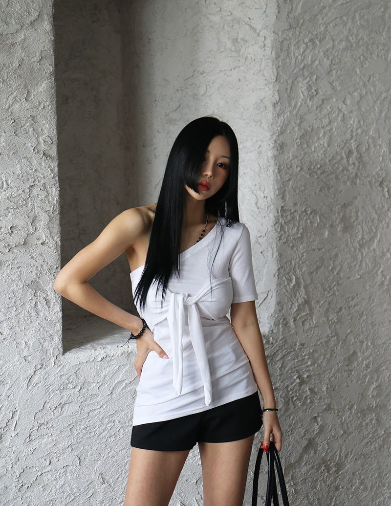 an unbalanced knot long T-shirt