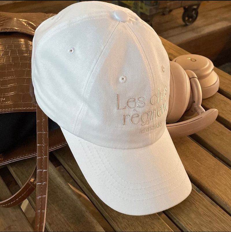 LES CHATS BALL CAP OFF WHITE