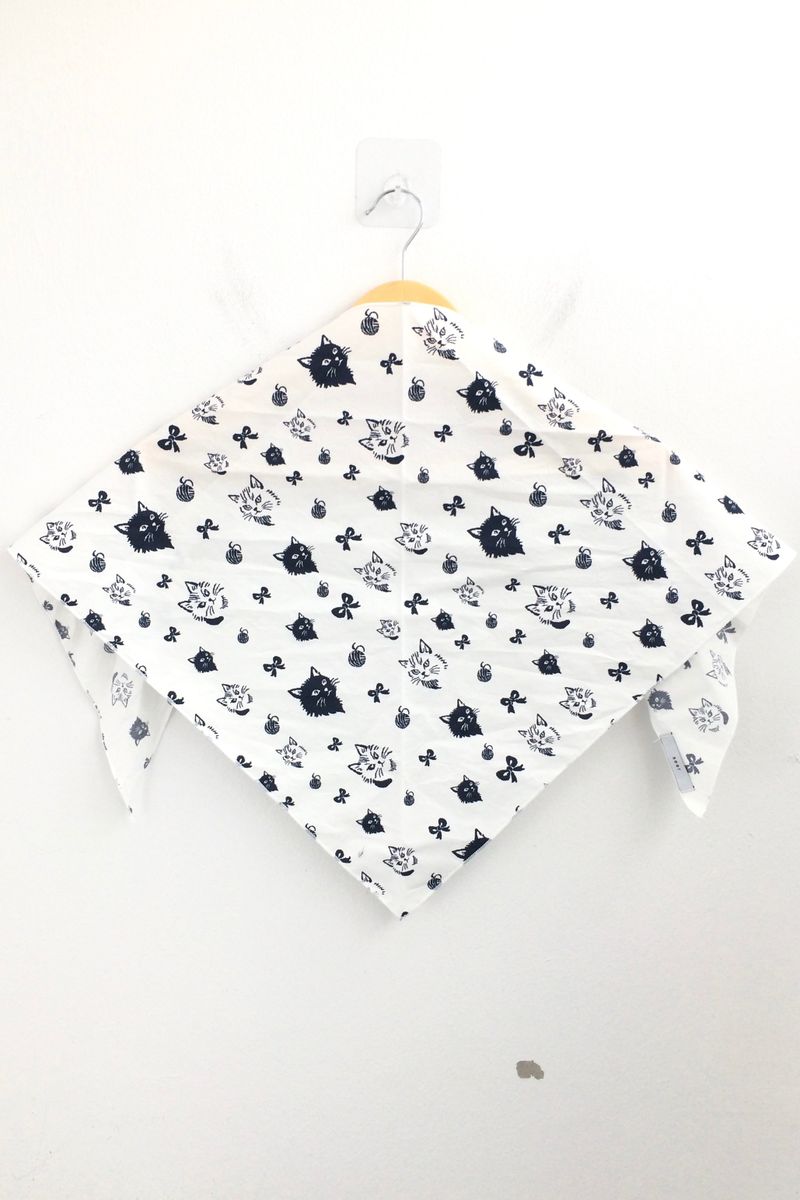 Cat-drawing scarf