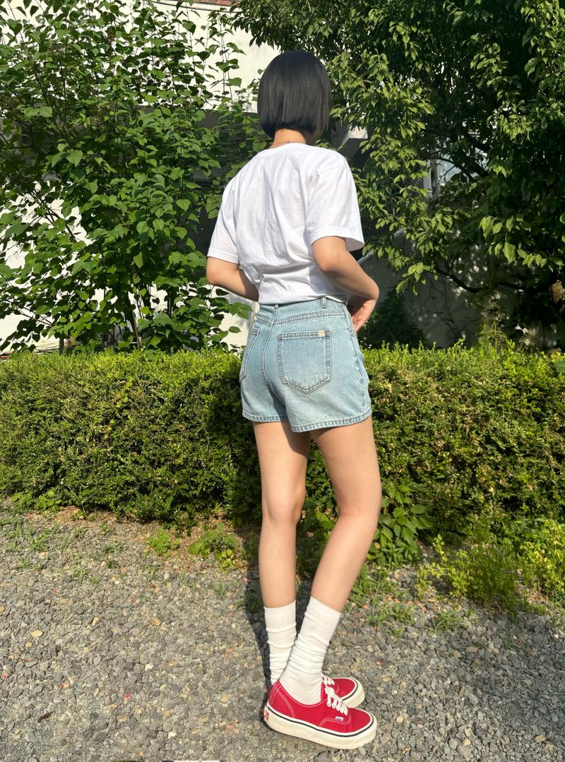 FLOWER EMBROIDERY LIGHT BLUE DENIM SHORTS code 18201