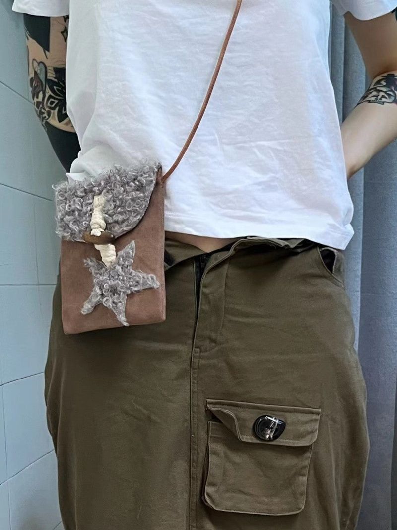 スターステッチ スエード クロスボディバッグ