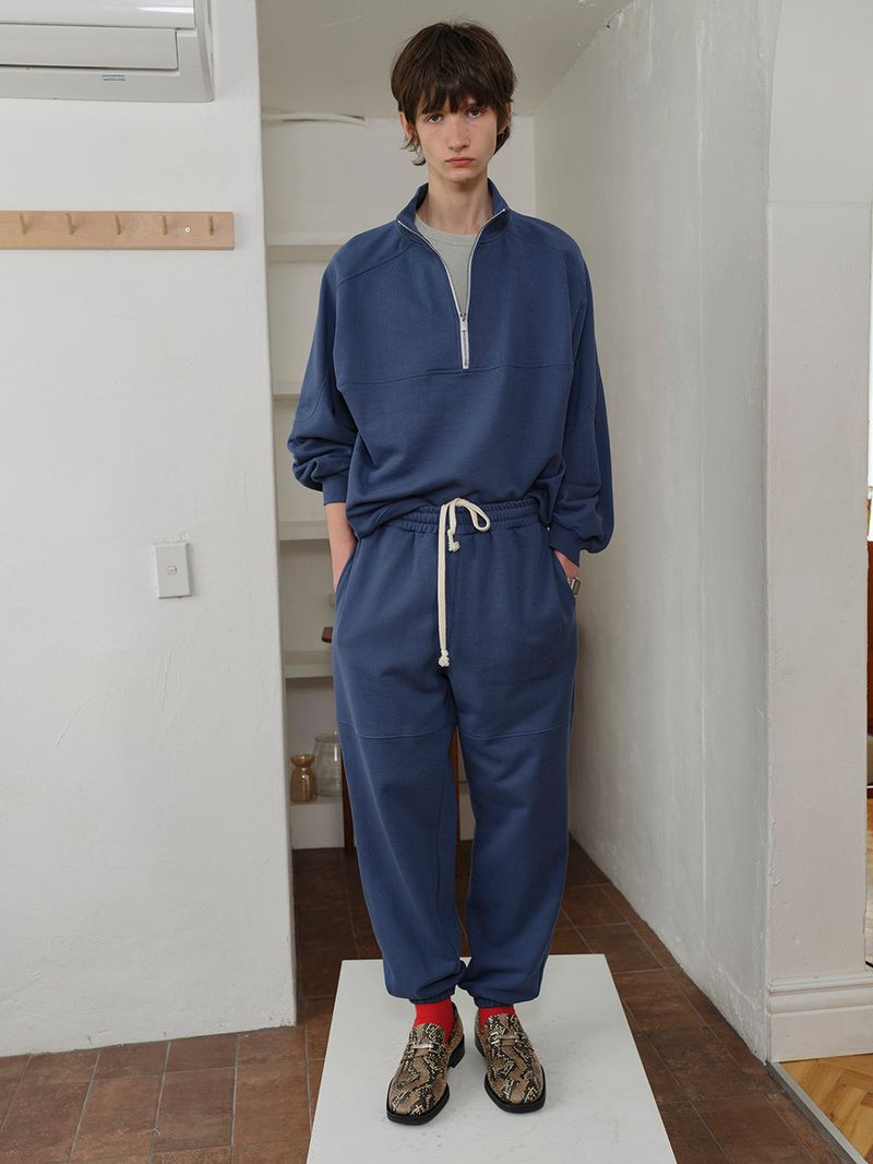 YOUNGOH(ヨンオ)の「SWEAT PANTS BLUE(Pants)」
