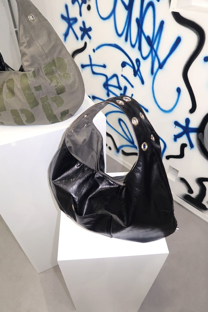 EYELET LEATHER BAG - BLACK