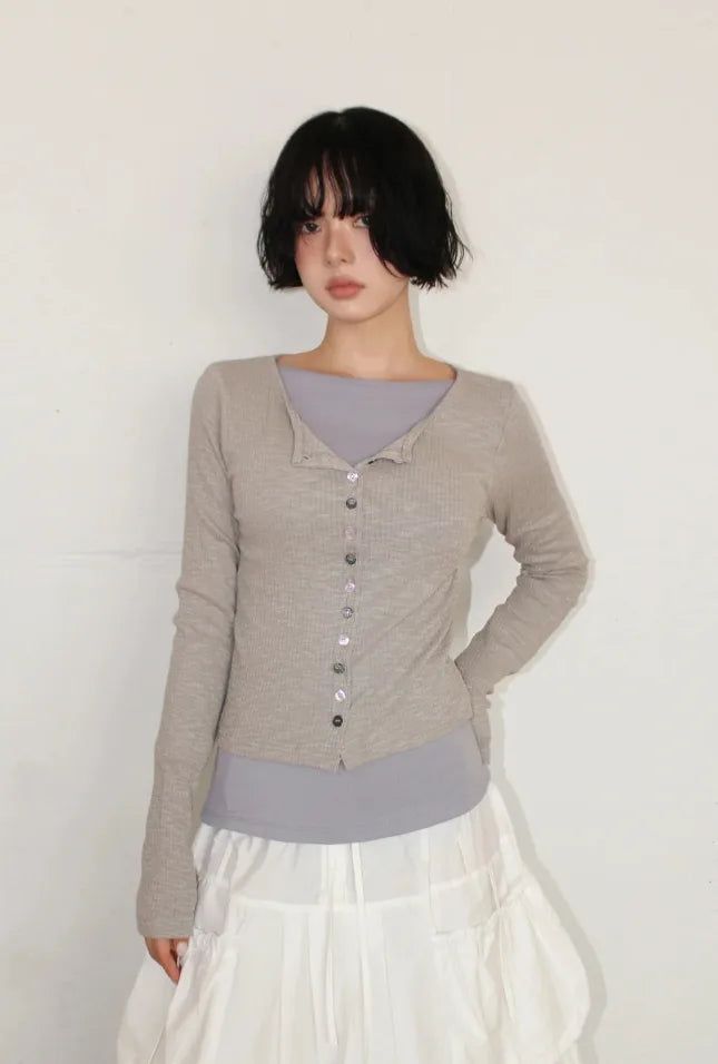 AAKE(アケ)の「COLOR BUTTON RIBBED CARDIGAN(Tops)」