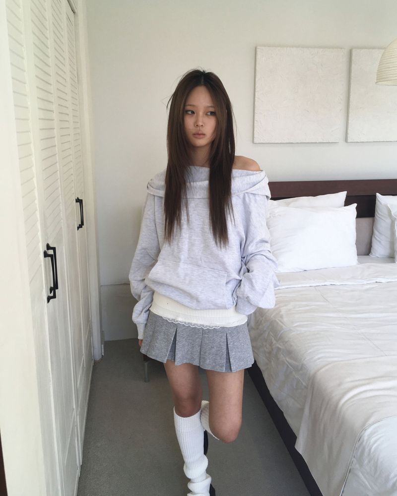 Lace pleated skirt