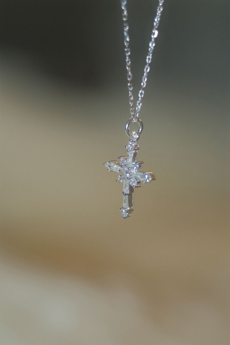 SNOW CROSS NECKLACE