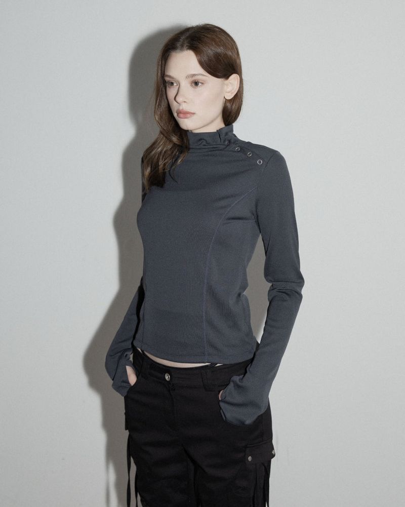 MagoRen SEOUL(マゴレン ソウル)の「Diagonal Button Long Sleeve Charcoal(Tops)」